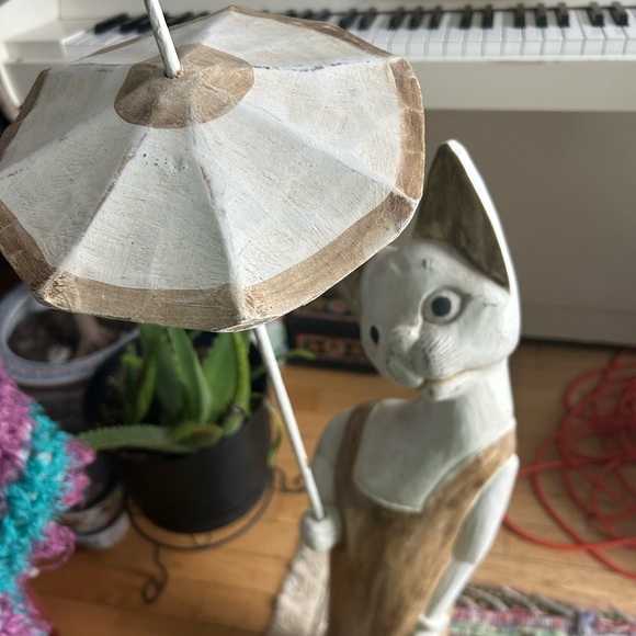 Handcrafted Large Wooden Artisan Cat Figurine Indonesia  - Cream and Brown - Picture 4 of 16